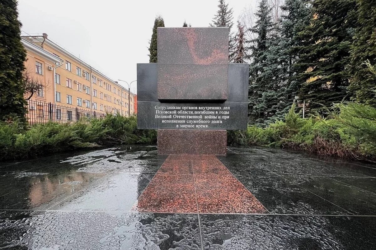    Памятный знак сотрудникам ОВД обновили в Пскове