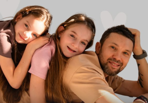 Они родились на 26-й неделе, весом по 800 граммов каждая. 