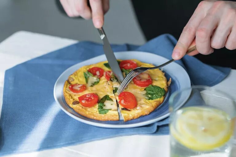 © Getty Images / ninavartanava
Омлет с помидорами, сыром и шпинатом