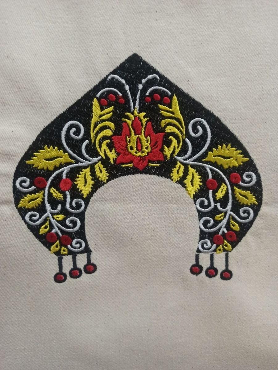 Вышивка в виде кокошника на натуральном хлопке