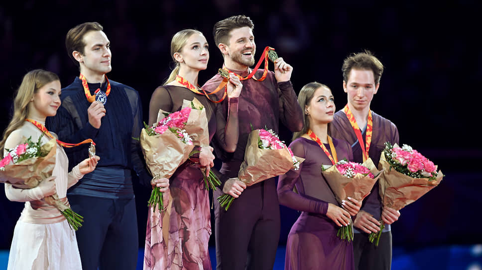 Церемония награждения победителей соревнований в танцах на льду. Слева направо: Василиса Кагановская и Максим Некрасов, Александра Степанова и Иван Букин, Елизавета Пасечник и Дарио Чиризано.📷Фото: Дмитрий Лебедев / Коммерсантъ