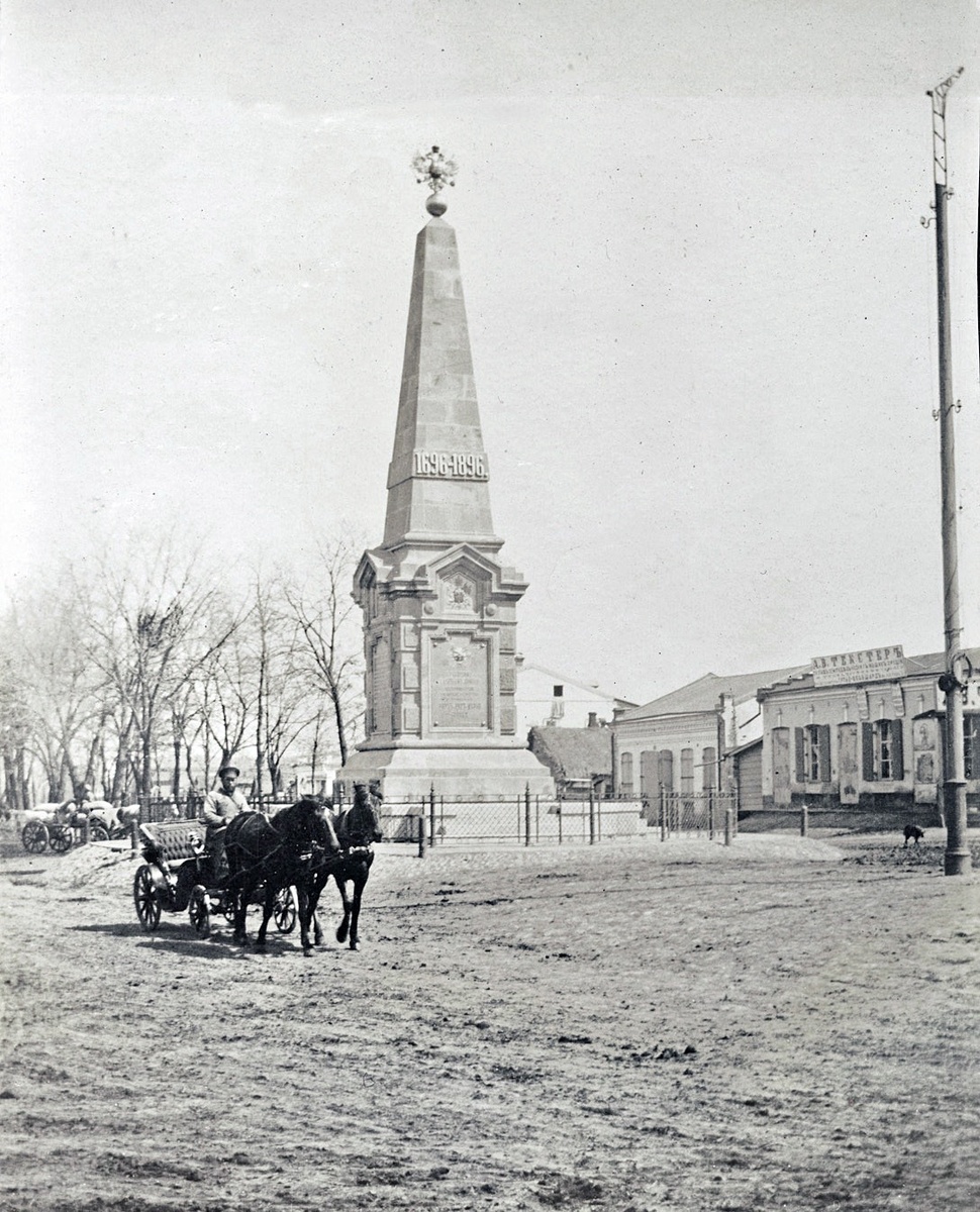 Обелиск в честь 200-летия Кубанского казачьего войска в Екатеринодаре, фотография 1897 года.