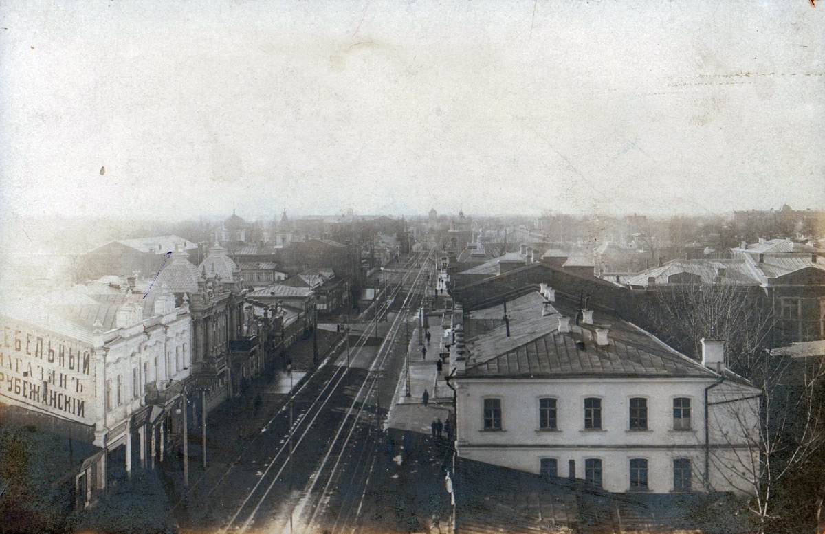 Центр города с высоты птичьего полета, хорошо видны проложенные рельсы. Фотография сделана с пожарной каланчи в начале XX века.