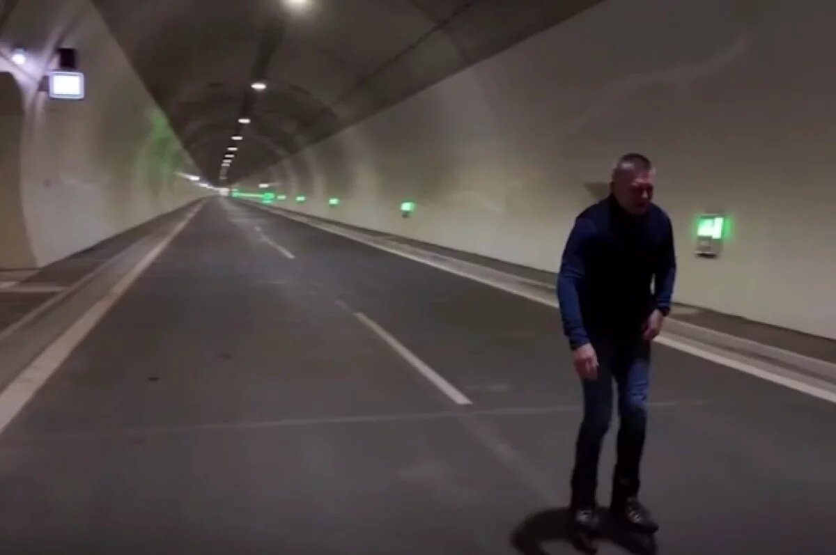    Фицо прокатился на роликах по тоннелю в Вишнёве