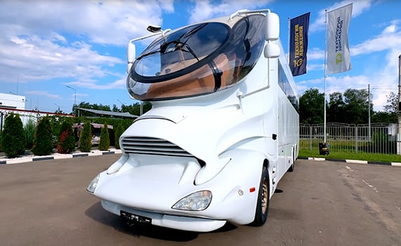 Marchi Mobile eleMMent Palazzo позиционируется на рынке как самый дорогой и технологически продвинутый автодом в мире. Данная модель представляет собой не транспортное средство для рекреационных поездок, а мобильный комплекс, сочетающий функции представительского офиса и резиденции высшего класса.