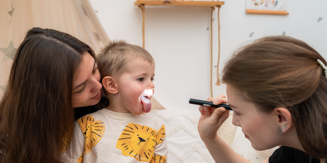 Боль в горле у ребёнка: вирус или бактерия? Отвечает педиатр из «Все мы дети»