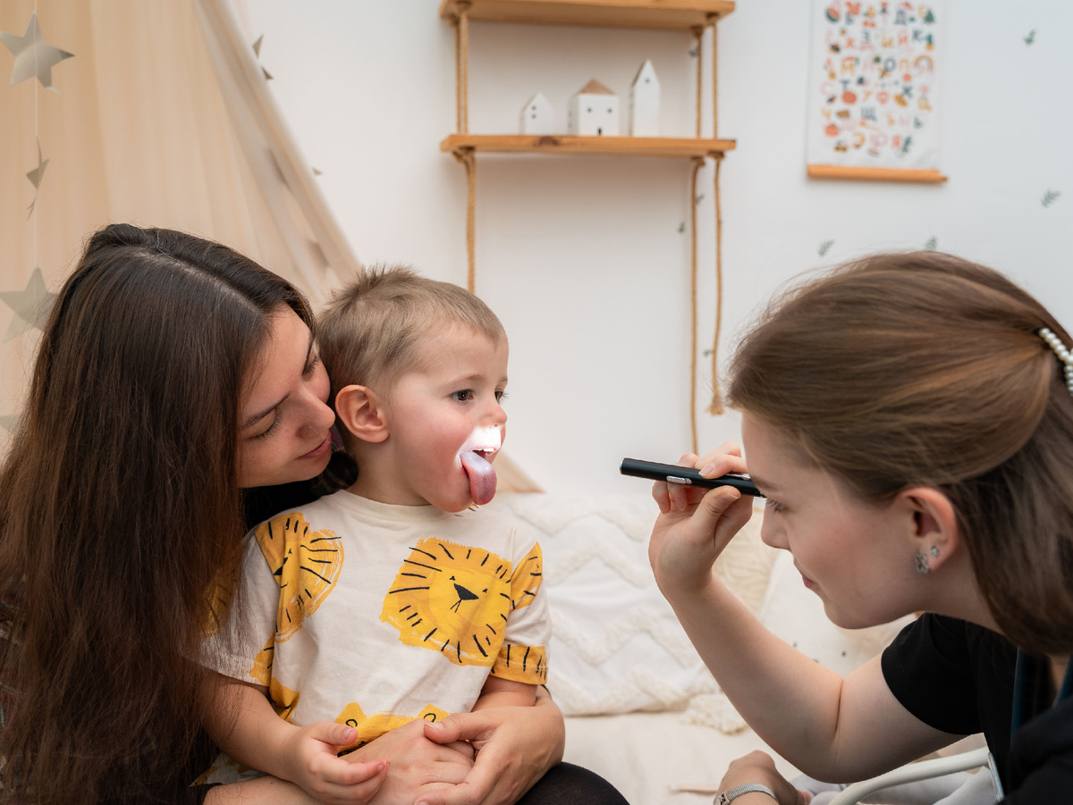 Врач-педиатр из «Все мы дети» проводит осмотр на дому 