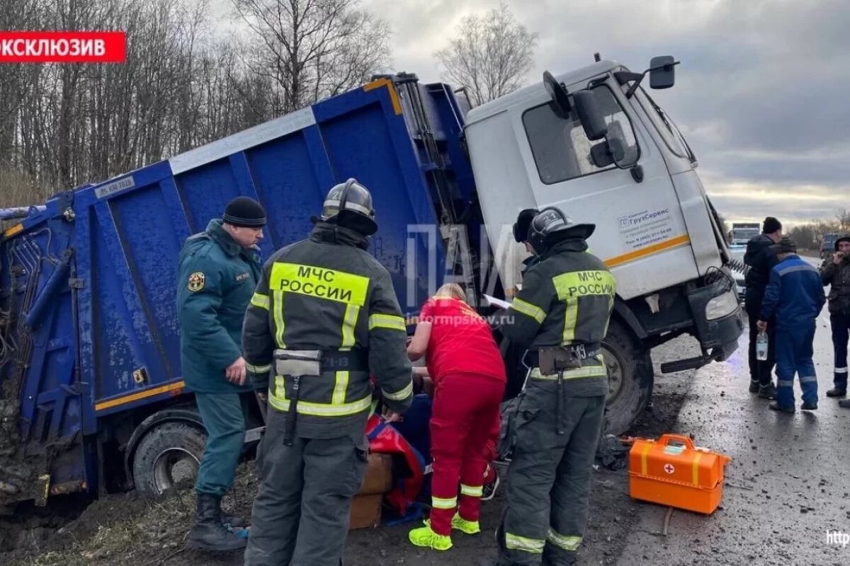    В Псковской области при опрокидывании мусоровоза пострадали два человека