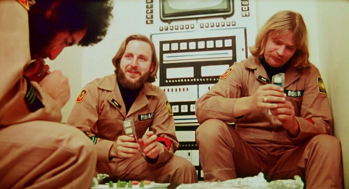 Кадр из фильма "Тёмная звезда". В центре - Дэн О'Бэннон.