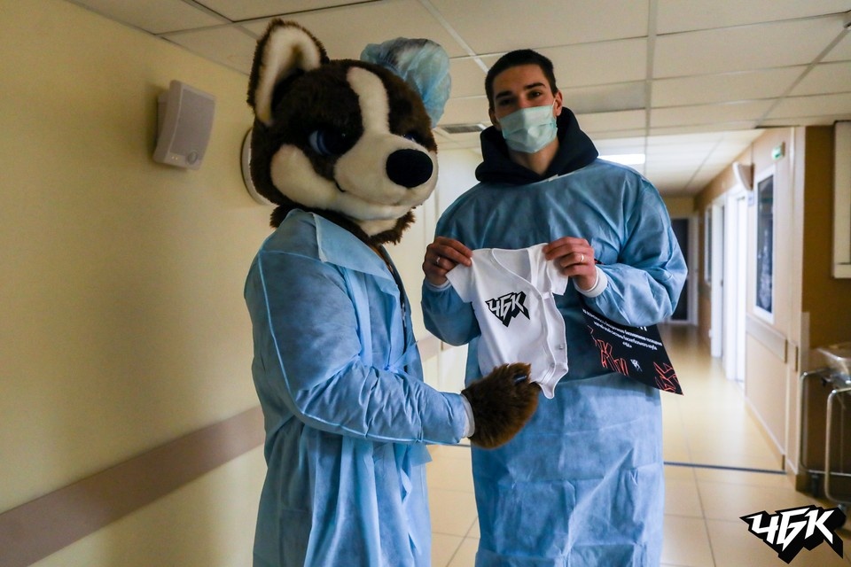    Маленькие «именинники» и их мамы получили памятные подарки и фирменные боди. Фото: Анна Оводова, пресс-служба БК «ЧБК»