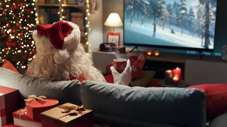 © Getty Images / demaerre
Дед Мороз смотрит телевизор