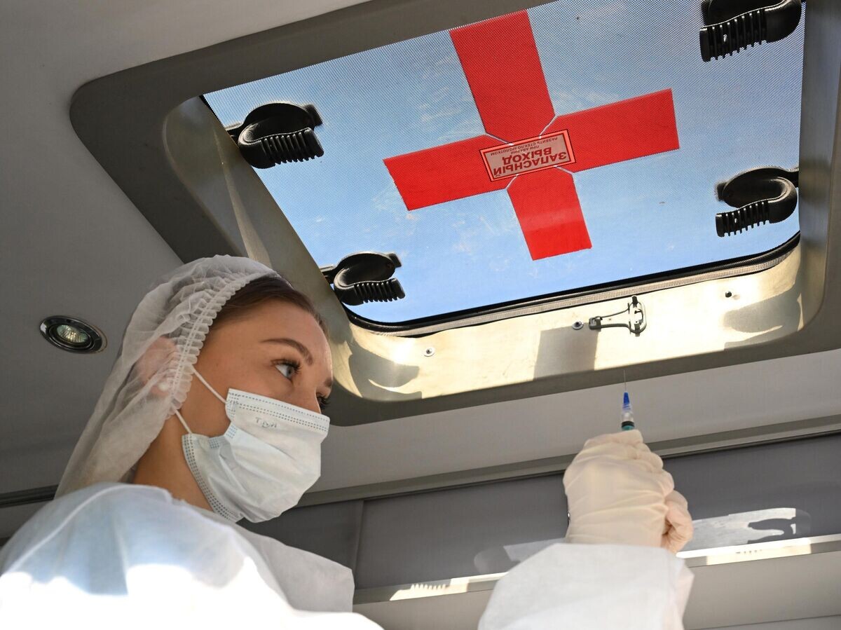    Медицинский сотрудник в мобильном пункте вакцинации | © РИА Новости / Максим Богодвид