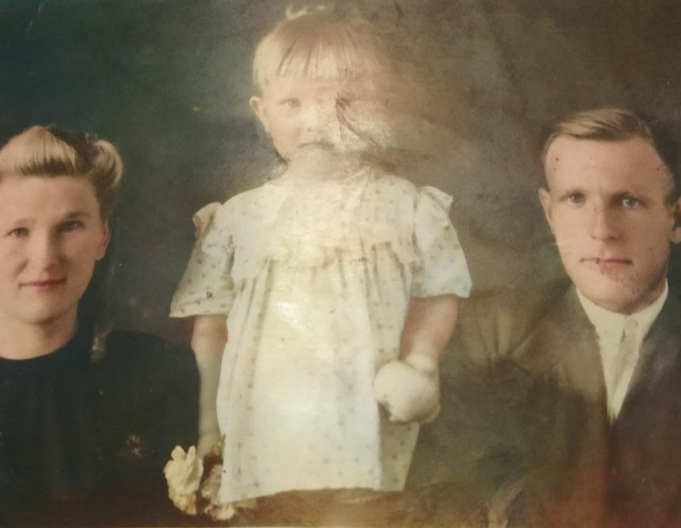 Мои родители: мама Мария Фёдоровна Пилишина и отец Павел Семёнович Хильченко со старшей дочкой Людмилой. Фотография из собственного архива.