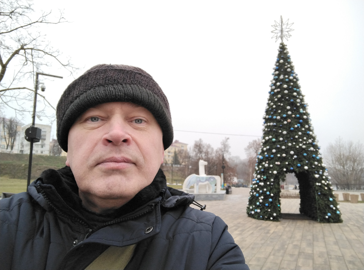 Фотография: Геннадий Горин. Новогодняя ёлка в детском парке. Зима, декабрь 2025 год. Город Орёл