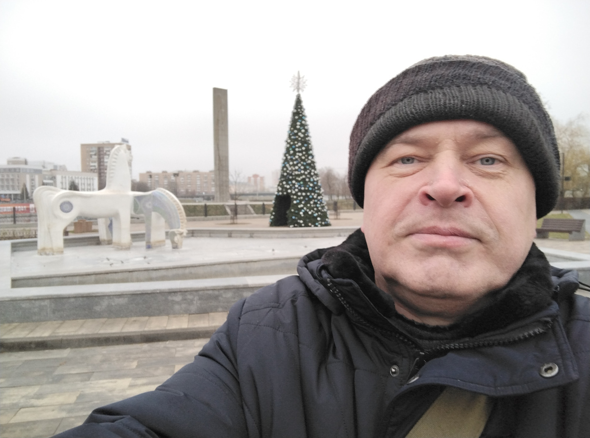 Фотография: Геннадий Горин. Новогодняя ёлка в детском парке. Зима, декабрь 2025 год. Город Орёл