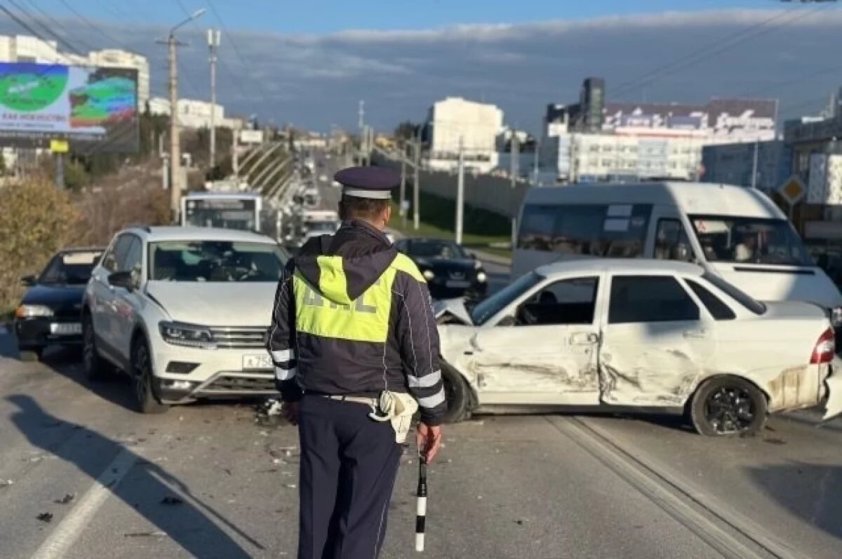    Пять машин столкнулись в Севастополе, в ДТП есть пострадавший