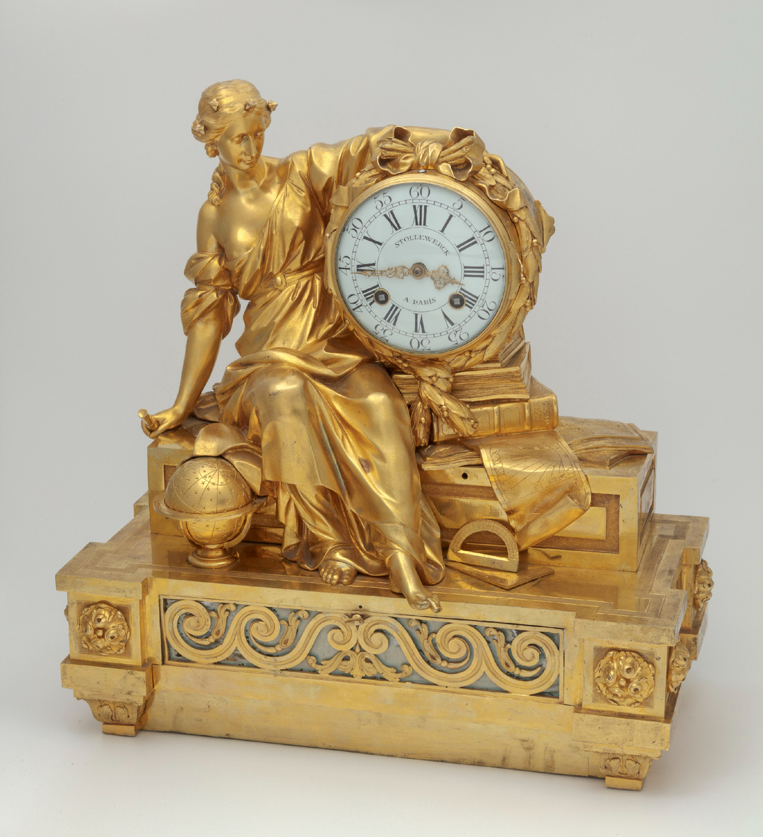 Часы каминные с фигурой Урании и музыкальным механизмом
1760-е гг. Подпись на циферблате: Stollewerck à Paris. Подпись, гравированная на раме музыкального механизма: Stollewerck à Paris
Франция, Париж
Бронза, литье, чеканка, золочение
44х43х20 см
Государственный Эрмитаж
Фотограф: И. Э. Регентова
