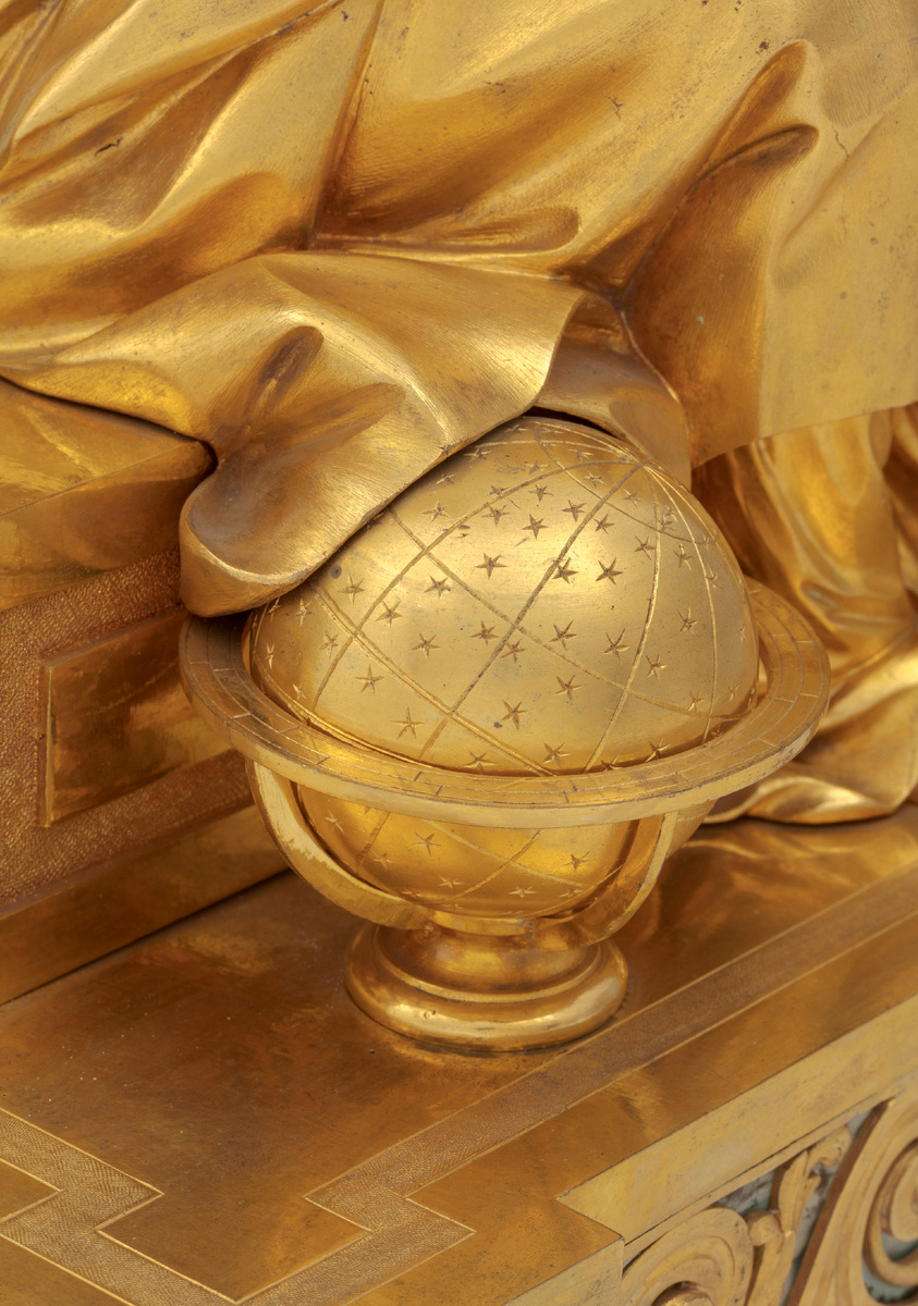 Часы каминные с фигурой Урании и музыкальным механизмом
Фрагмент корпуса: звездный глобус
1760-е гг. 
Франция, Париж
Бронза, литье, чеканка, золочение
44х43х20 см
Государственный Эрмитаж
Фотограф: И. Э. Регентова
