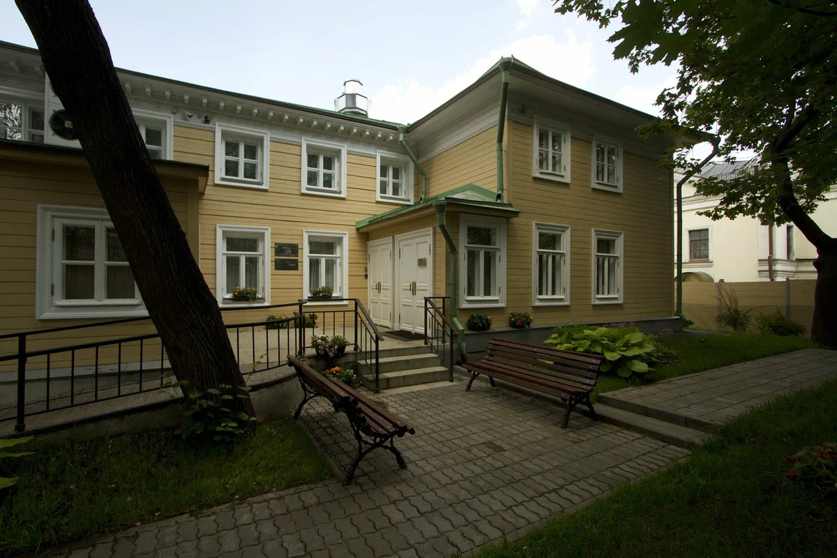 Дом со двора. Здесь хорошо видно антресоль, то есть второй этаж, 2022. Фото из карт Яндекса.