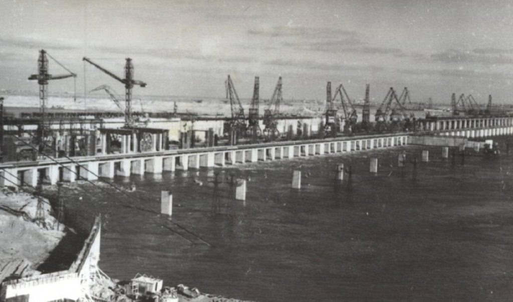 Строительство Волжской ГЭС имени XXII съезда КПСС. Источник: ГАВО📷    Два века «Волжской правды»: в выставочном зале откроется экспозиция уникальных фотографий
