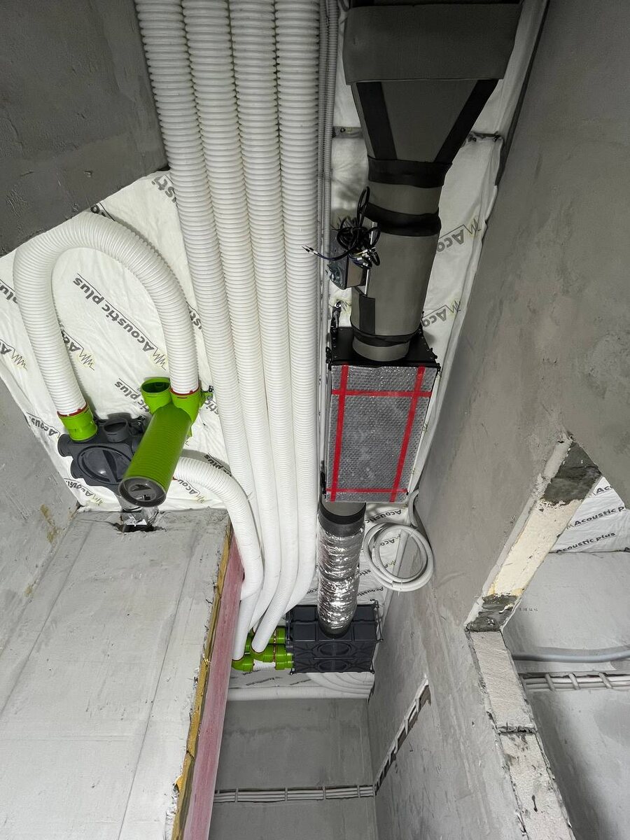 Вытяжка от общедомовой системы вытяжной вентиляции подключена к коллектору 206 + адаптер 125 мм. Приток (от компактной приточной установки) к коллектору 216