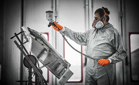 Грузовик – это не просто транспорт, а рабочая лошадка вашего бизнеса? Со временем краска выцветает, появляются сколы и коррозия, что портит внешний вид и снижает защиту кузова. Качественная покраска не только вернет технике презентабельный вид, но и продлит срок ее службы. В этой статье разберем, как покрасить грузовик правильно, какие материалы использовать и можно ли сделать это самостоятельно.