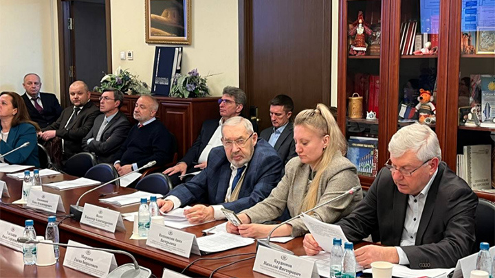    Заседание в Госдуме 19 ноября. Николай Курдюмов (справа) знакомит собравшихся со своим видением ситуации, сложившейся с мигрантами. Скриншот: интернет-сайт komitet-dn.duma.gov.ru