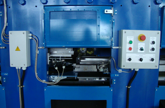 Наладочный пульт управление линией для загрузки, выгрузки инструмента прокатного. Перевод линии в автоматический или ручной режим работы. Кнопка аварийной остановки работы линии. Лампы сигнализации режимов работы линии, включения в сеть.