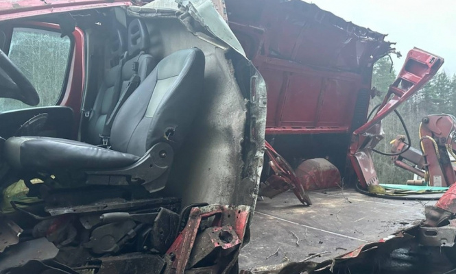    В Минздраве Карелии рассказали о состоянии водителя фургона, разорванного в столкновении с КамАЗом © ГАИ Карелии