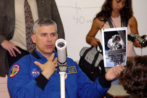 Заместитель помощника госсекретаря Ли Морин встречается со студентами в Тагуатинге, Бразилия.