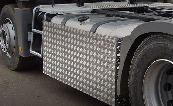 Топливный бак грузового автомобиля ежедневно подвергается серьезным испытаниям. Российские дороги с их выбоинами, торчащей арматурой и острыми краями разрушенного покрытия представляют постоянную угрозу целостности топливной системы. Не менее опасны строительные площадки, склады и промышленные территории, где риск столкновения с твердыми препятствиями возрастает в разы.  