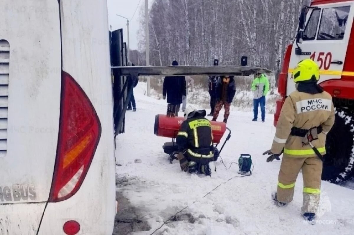    Сотрудники МЧС помогли пассажирам автобуса на тюменской трассе