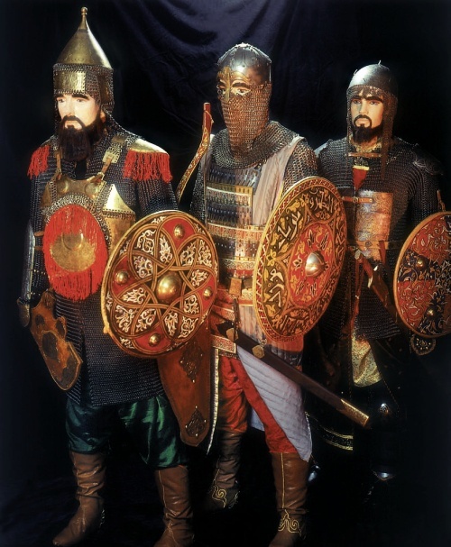    Костюмы татарских воинов XIV-XVI веков. Реконструкция М. Горелика. / Фото: из архива журнала "Родина"