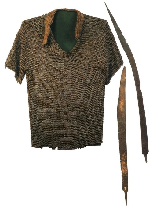    Кольчуга и сабли татарского воина XVI века. / Фото: из архива журнала "Родина"