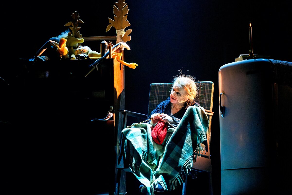 Спектакль "САШАШИШИН". Фото с сайта Театра "Современник".