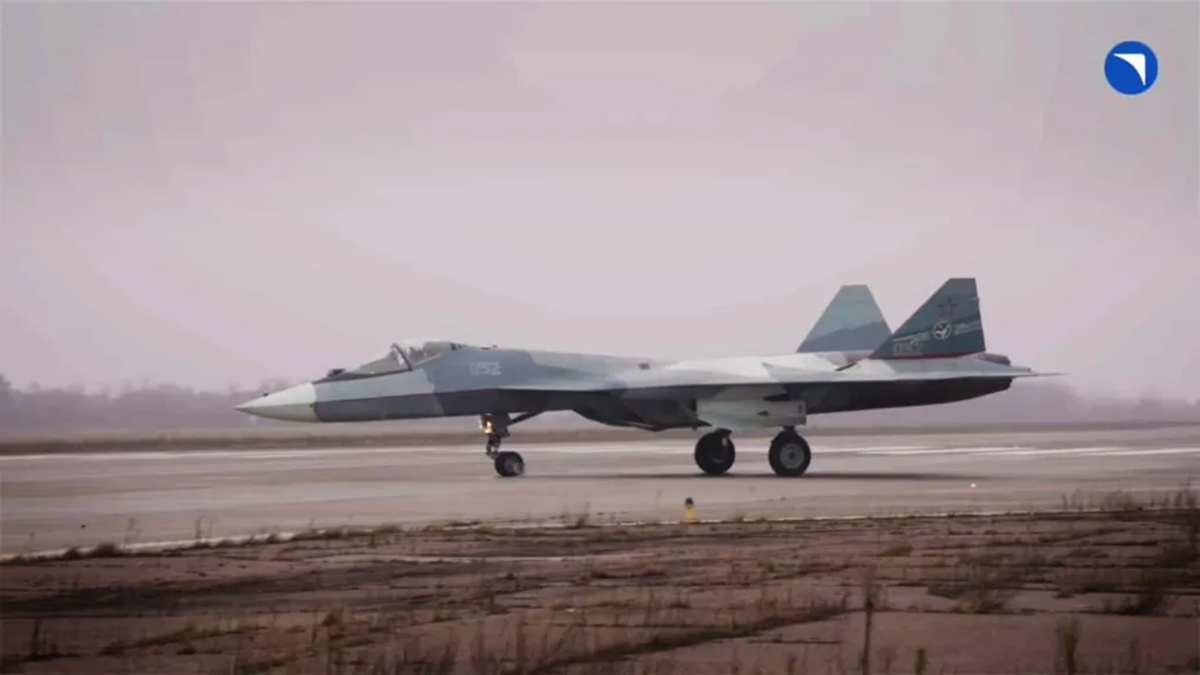 На фотографии: испытательный полет Су-57 с российским двигателем 5 поколения «изделие 177». Стоп-кадр из видео telegram-канала Ugolok_Sitha. Дата 22.12.2025 г. Источник фото: https://tehnoomsk.ru/archives/22882