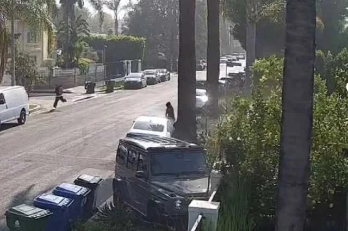    Съёмка видеонаблюдения зафиксировала момент столкновения: после этого авто Патимат скатилось на обочину, а преступники побежали прочь.