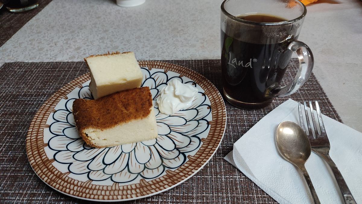 Завтрак: творожная запеканка со сметаной. Кофе