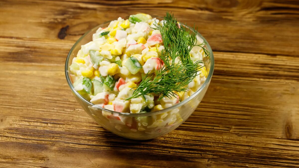 © iStock.com / OlyaSolodenko
Крабовый салат