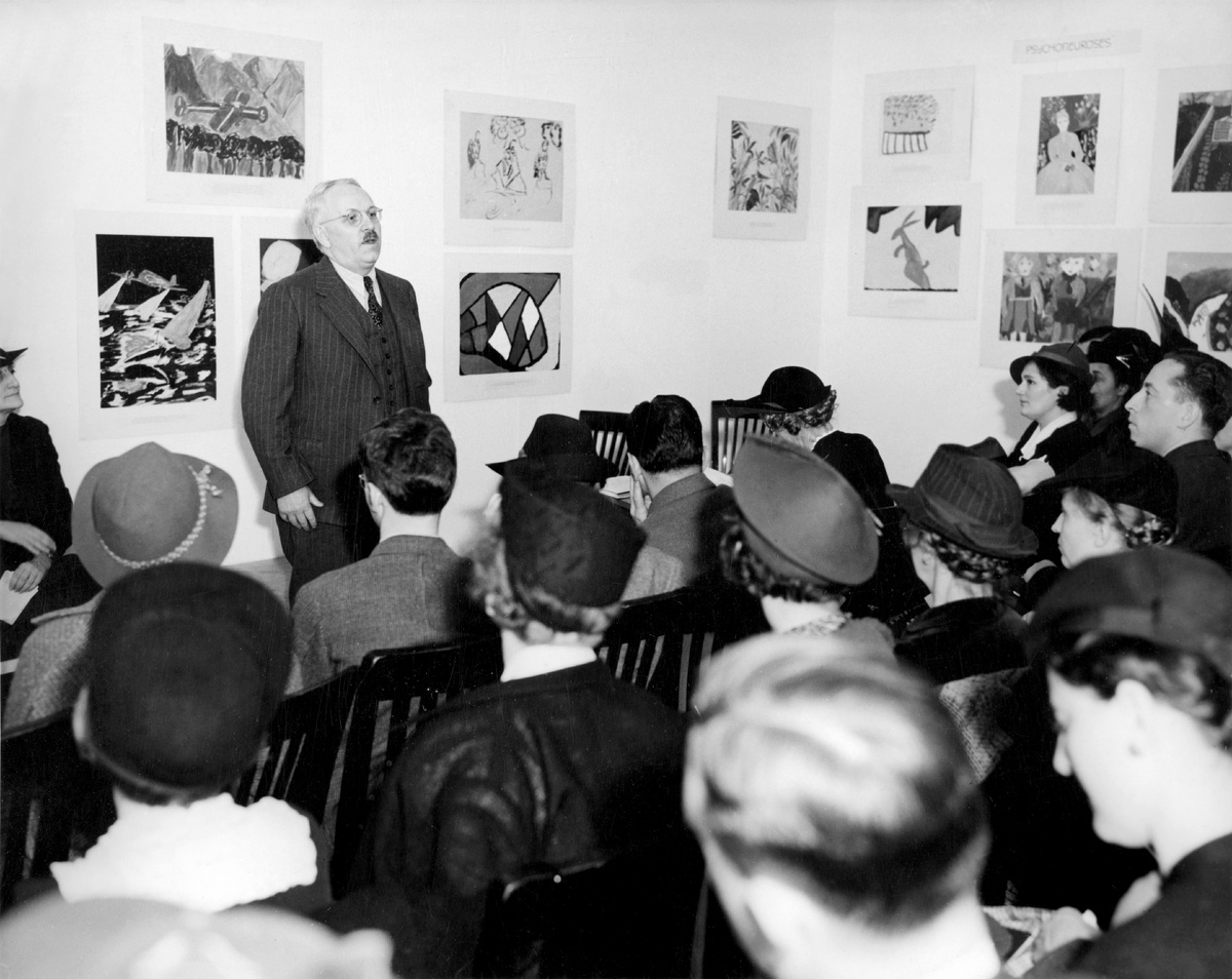 Хольгер Кахилл, национальный директор Федерального художественного проекта, выступает в Гарлемском общественном художественном центре (24 октября 1938)