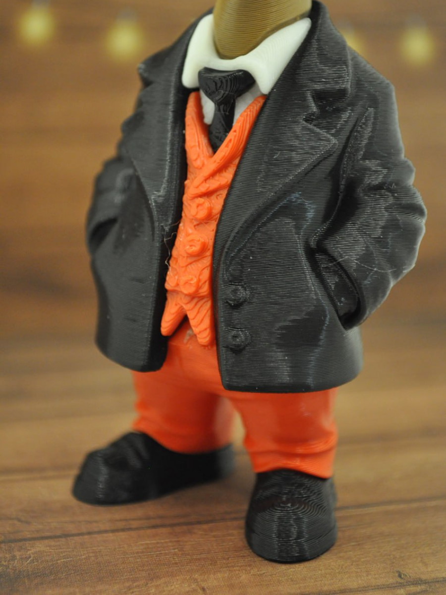 Элегантный джентльмен, одетый в строгий костюм, жилет и даже пальто. 