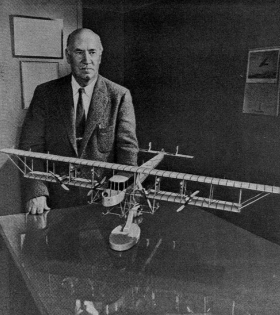 Игорь Сикорский у макета самолета. Источник - https://www.domrz.ru/press/memo_dates/50_let_so_dnya_konchiny_i_i_sikorskogo/