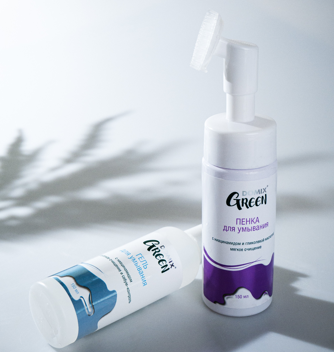 Справа - пенка для мягкого очищения кожи с массажной щеточкой