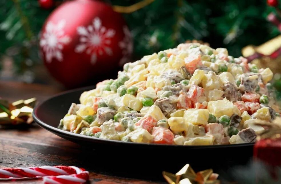 Новогодний оливье (иллюстрация из открытых источников)