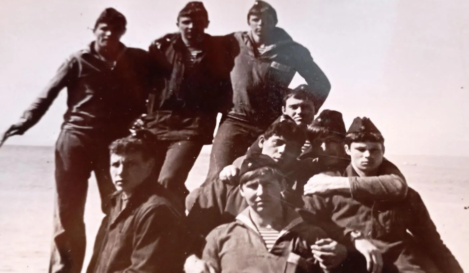 Некоторые наши моряки с С-176, это 1982-83гг.  Фото: https://ok.ru/group171yabrplm