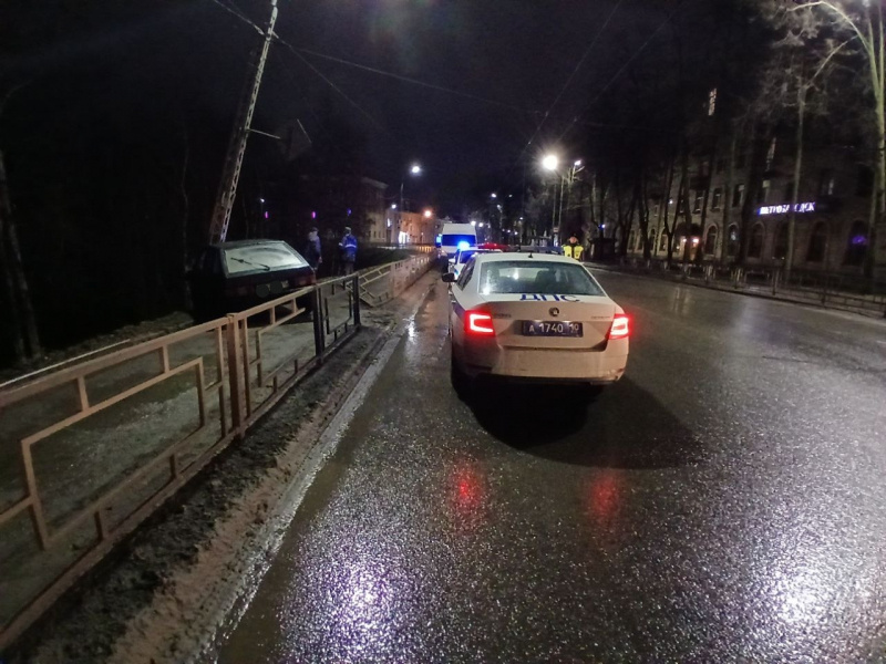    Опубликованы фото с места ДТП, где водитель врезался в фонарь в ПетрозаводскеГАИ Петрозаводска