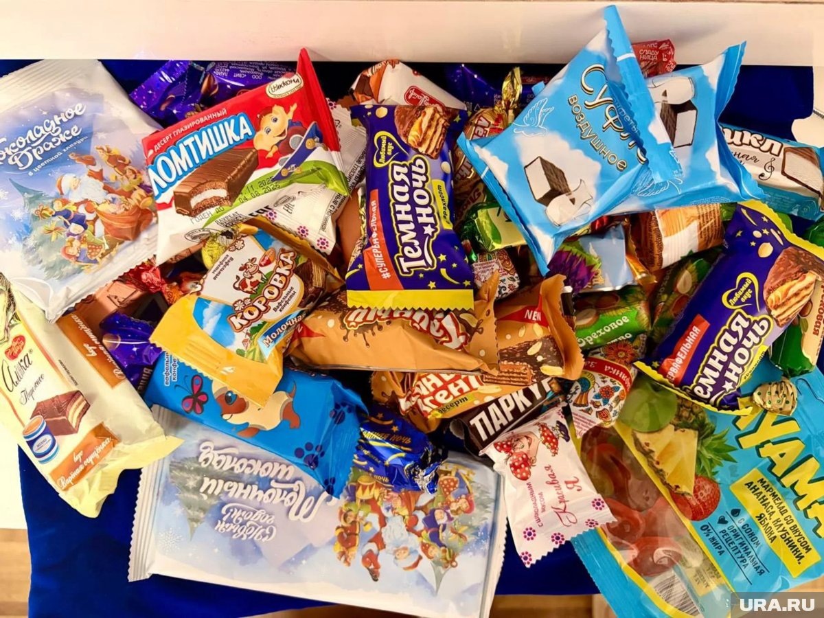     В подарке не меньше килограмма разных сладостей, а также символ года и поздравления губернатора