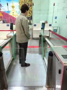    Биометрические турникеты при входе на предполётный досмотр. Пока это не финальная их версия.
