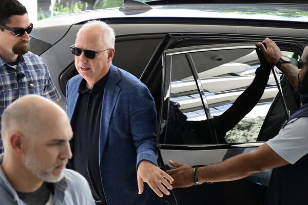 Специальный представитель президента РФ по экономическому сотрудничеству с зарубежными странами, генеральный директор РФПИ Кирилл Дмитриев после переговоров по украинскому урегулированию со спецпосланником президента США Стивом Уиткоффом и зятем американского президента Джаредом Кушнером в Майями, 21 декабря 2025 года / Алексей Алексеев/РИА Новости  