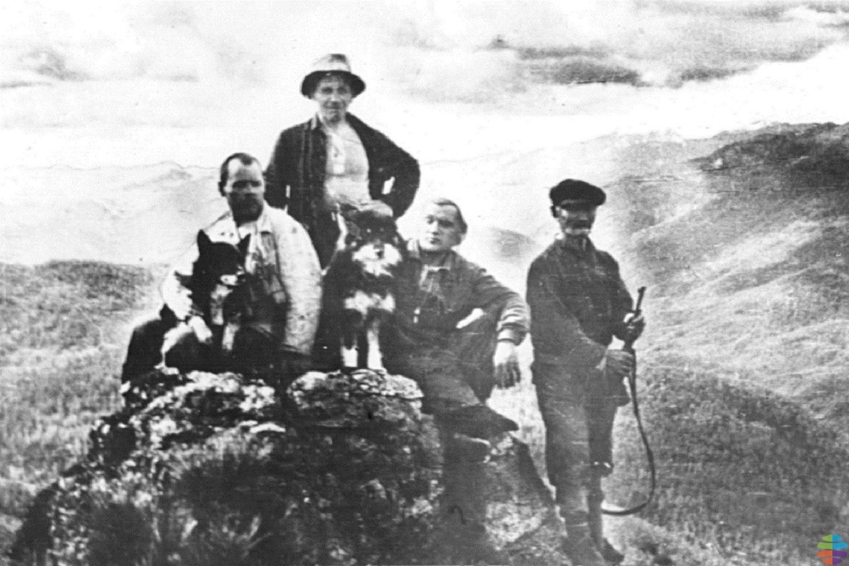 Снимок взят из статьи https://dzen.ru/a/aL_-edLD_gWqXXiP?share_to=link. Если я всё правильно понимаю по описанию, на снимке сам Федосеев, Улукиткан. Собаки, скорее всего, Бойка и Кучум. И вот еще двое мужчин - мои предположения - Василий и Трофим. Но это не точно, ибо в статье описания к фото нет. 